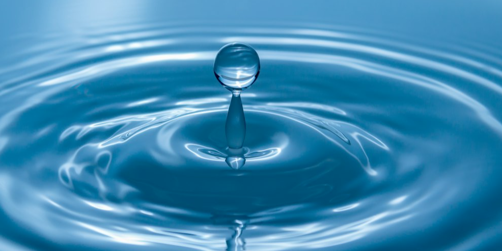 Rappresentazione visiva dell'articolo: L'Oro Blu e la Finanza Sostenibile: Salvare l'Acqua per Salvare il Futuro