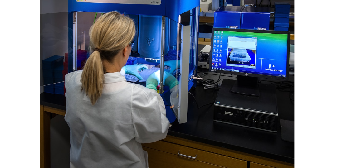 Rappresentazione visiva dell'articolo: Riscrivere il Codice della Vita: Come le Biotecnologie stanno Plasmando il Nostro Domani